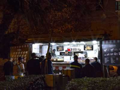 Qui, proprio di fronte a N�d�rr�a la lanze, si trova ad esempio il �Drive In Zia Maria�, attivo sin dal 1980.  Fondato dalla signora Maria e da suo marito Tommaso, � oggi gestito dal loro figlio Stefano, di 39 anni, che incontriamo mentre � intento a servire un hamburger